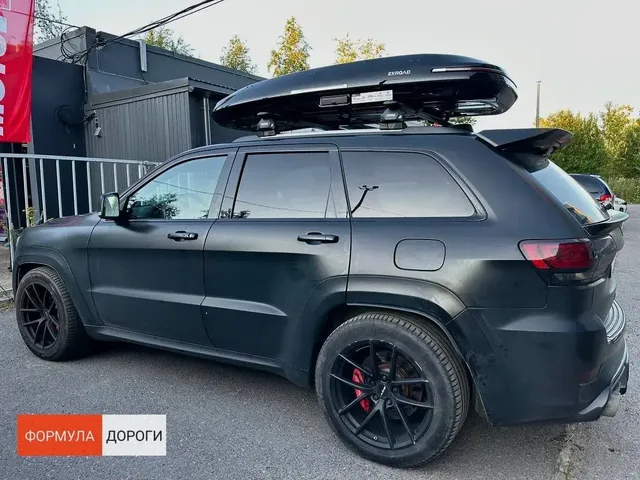 ENROAD Nomadix Pro XL Slim 400 на Jeep Grand Cherokee — общий ракурс автомобиля с установленным автобоксом