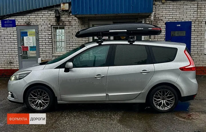 Чёрный автобокс ENROAD Nomadix Pro XL Slim 400-E на Renault Scenic — общий вид автомобиля с установленным автобоксом