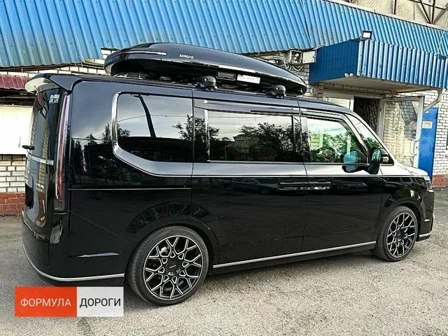 ENROAD Nomadix Pro XL Slim 400-E на Honda STEPWGN — дополнительный ракурс автомобиля с установленным автобоксом