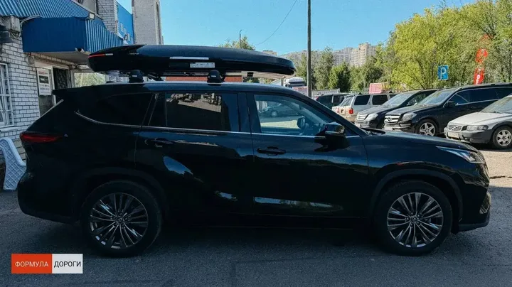 ENROAD Nomadix Pro XXL Slim 450-E на Toyota Highlander — крупный план автобокса и креплений