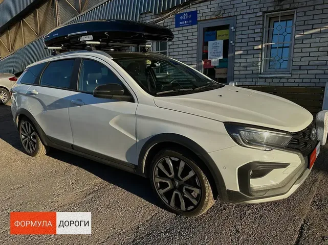 ENROAD Nomadix Pro XL Slim 400-E на Lada VESTA SW — дополнительный ракурс автомобиля с установленным автобоксом