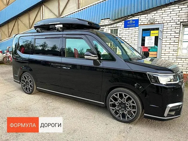 ENROAD Nomadix Pro XL Slim 400-E на Honda STEPWGN — общий ракурс автомобиля с установленным автобоксом