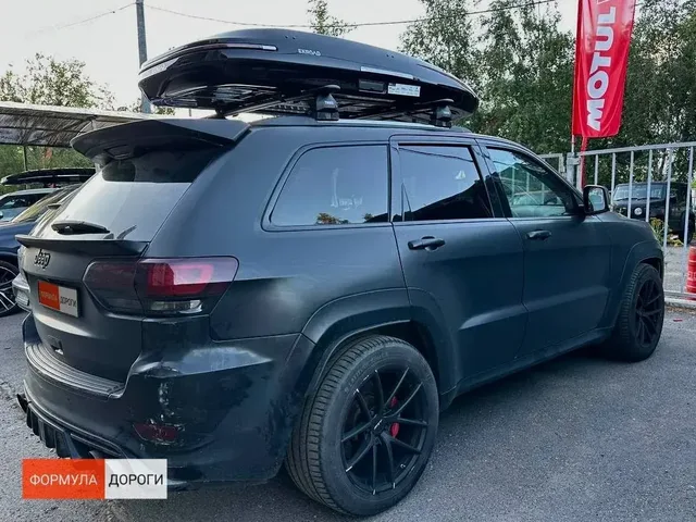 ENROAD Nomadix Pro XL Slim 400 на Jeep Grand Cherokee — вид автомобиля с установленным автобоксом